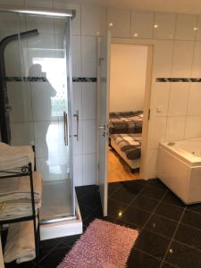 Ein Bett oder Betten in einem Zimmer der Unterkunft Ferienwohnung Amperblick Fürstenfeldbruck