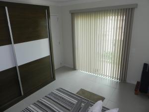 sala de estar con puerta de cristal y ventana grande en 1022 - Apartamento com vista para o mar de Bombinhas - Residencial Areia Branca Apto 301, en Bombinhas