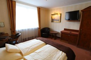 TV a/nebo společenská místnost v ubytování Eden-Hotel