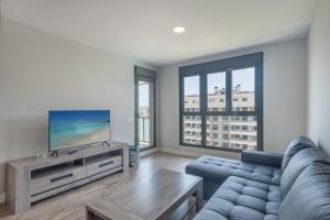 TV a/nebo společenská místnost v ubytování NEW Apartment Los Alamos Beach