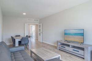 TV a/nebo společenská místnost v ubytování NEW Apartment Los Alamos Beach