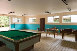 een kamer met een pooltafel en twee tafels bij Hotel Estancia Betania in Colombo