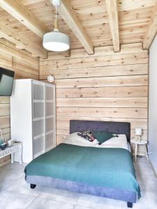 1 dormitorio con paredes de madera y 1 cama grande en Fajna Chatka, en Ustrzyki Dolne