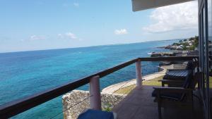 vistas al océano desde el balcón de una casa en Home Sweet Home Resort en Negril