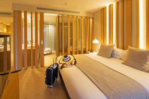 エンプリアブラバにあるポート サランのベッドルーム1室(大型ベッド1台、スーツケース付)