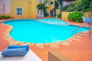 una piscina in un hotel con acqua blu di Locanda Sant'Andrea Hotel & Relais a San Pantaleo