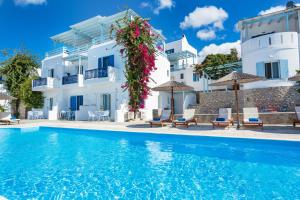 Villa con piscina frente a un edificio en Pyrgaki Hotel, en Parikia