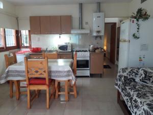 Η κουζίνα ή μικρή κουζίνα στο Departamento El Nogal +25 φωτογραφίες