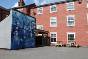 un mural en el lateral de un edificio de ladrillo en The Moseley Arms en Birmingham