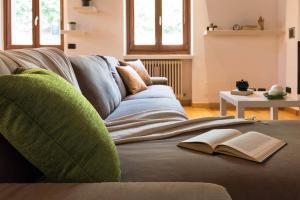 Posedenie v ubytovaní JOIVY Scenic 2BR Apt with Balcony & Parking
