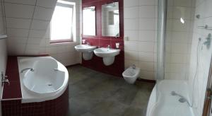 a bathroom with two sinks and two toilets at Apartmán Lidická in Vracov
