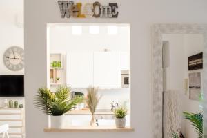kuchnia ze zlewem i oknem w obiekcie White Fanti Apartment w Rzymie