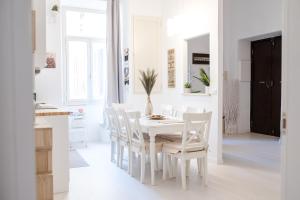 biała jadalnia z białym stołem i krzesłami w obiekcie White Fanti Apartment w Rzymie +32 zdjęcia