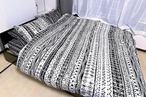 czarno-biała kołdra na łóżku w obiekcie 002.Standard Number w mieście Kumamoto