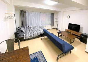 duży salon z łóżkiem i stołem w obiekcie 002.Standard Number w mieście Kumamoto