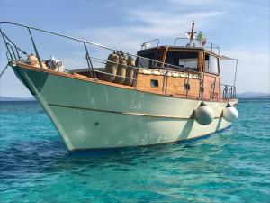 un barco sentado en el agua en el océano en Casa Ilva en La Maddalena