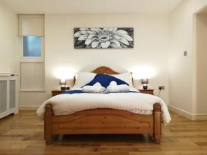 sypialnia z łóżkiem z dwoma pluszakami w obiekcie Spacious, Ground Floor, 2 Bedroom Apartment, Uplands, Swansea w mieście Swansea