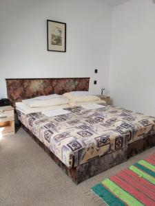A bed or beds in a room at Panoráma Üdülőszálló