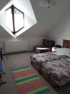 a bedroom with a large bed and a window at Panoráma Üdülőszálló in Sopron