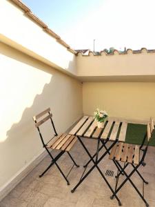 2 sillas y mesa de picnic en el balcón en REnt Room Wood en Anguillara Sabazia