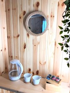 una mesa de madera con tetera y tazas. en REnt Room Wood, en Anguillara Sabazia