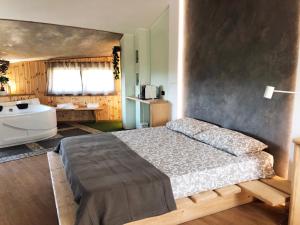 Tempat tidur dalam kamar di REnt Room Wood