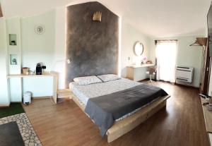 um quarto com uma cama grande num quarto em REnt Room Wood em Anguillara Sabazia