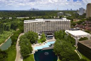 Omni Houston Hotel في هيوستن: اطلالة جوية على فندق مع مسبح