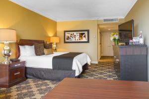 Postel nebo postele na pokoji v ubytování Omni Houston Hotel