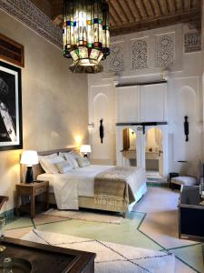 Llit o llits en una habitació de Riad Hadika Maria