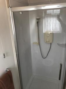 Vonios kambarys apgyvendinimo įstaigoje YO10