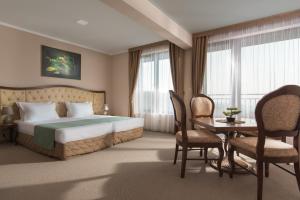 A bed or beds in a room at Hotel Villa Magus
