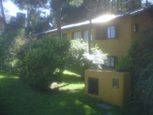 Photo de la galerie de l'établissement Casa completa en el bosque para 8 personas no aceptamos grupos de jovenes, à Pinamar