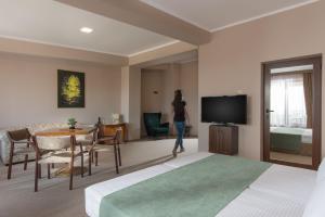 A television and/or entertainment centre at Hotel Villa Magus