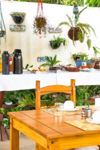 מסעדה או מקום אחר לאכול בו ב-Coroaci Beach House