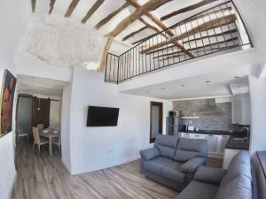 un soggiorno con 2 divani e una cucina di Casa rural el palomar del Júcar ad Alcalá del Júcar