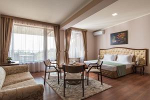 A seating area at Hotel Villa Magus