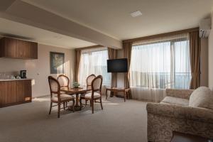 A television and/or entertainment centre at Hotel Villa Magus