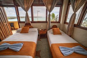 Tempat tidur dalam kamar di Hostal Estrella de Mar