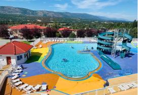 uma imagem de uma grande piscina num resort em Mountain View Resort and Suites at Fairmont Hot Springs em Fairmont Hot Springs