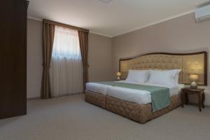 A bed or beds in a room at Hotel Villa Magus