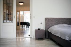 Postel nebo postele na pokoji v ubytování Suite 30 - OvernachteninStijl
