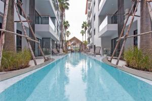 Bazén v ubytování Palmyrah Surin Apartments by Beringela nebo v jeho okolí