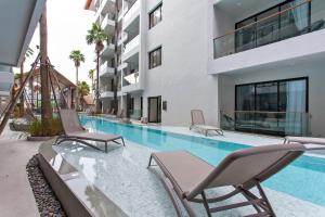 Bazén v ubytování Palmyrah Surin Apartments by Beringela nebo v jeho okolí