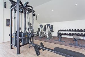 Fitness centrum a/nebo fitness zařízení v ubytování Palmyrah Surin Apartments by Beringela