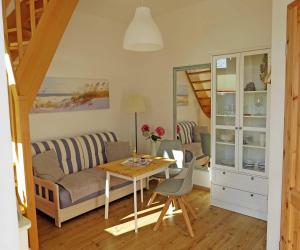 BlieschowFerienwohnung Anja的客厅里有一张沙发和一张桌子。