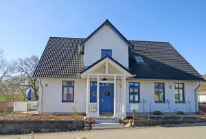 BlieschowにあるFerienwohnung Anjaの青い扉白い家