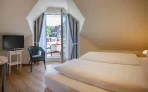 Rúm í herbergi á Hotel Elbblick Garni