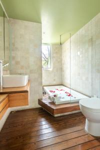a bathroom with a tub and a toilet and a bath tub at Loft Contemporaneo a 50m de la Plaza Principal de Coyoacán in Mexico City