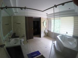 ein Bad mit einem Waschbecken, einem WC und einer Dusche in der Unterkunft Sky Club Eco Hotel in Belén de Umbría